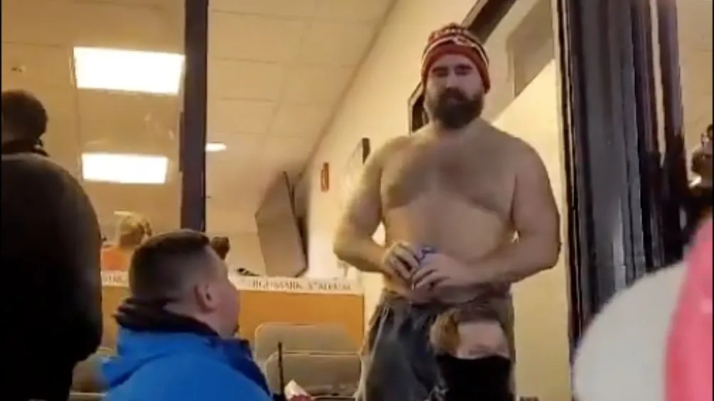 FOTO TOMADA DEL VIDEO Kelce en el palco durante el juego ante Bills