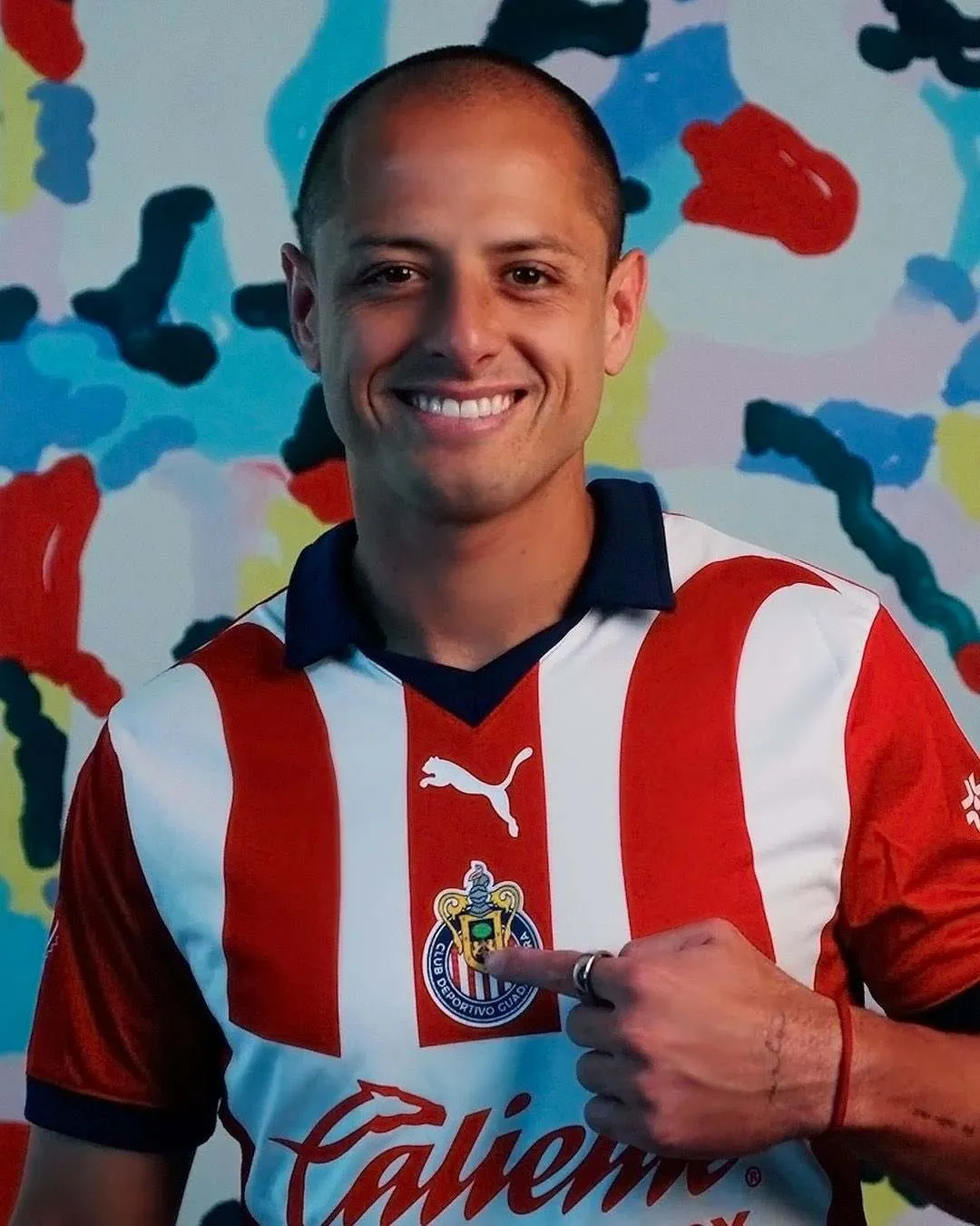 CAPTURA DE PANTALLA X:@Chivas Javier Hernández ya posa con la camiseta rojiblanca de Guadalajara