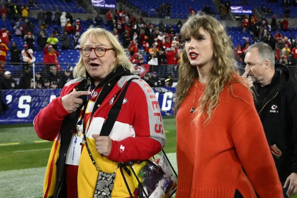 AP Taylor Swift y Donna Kelce tras la victoria ante Ravens