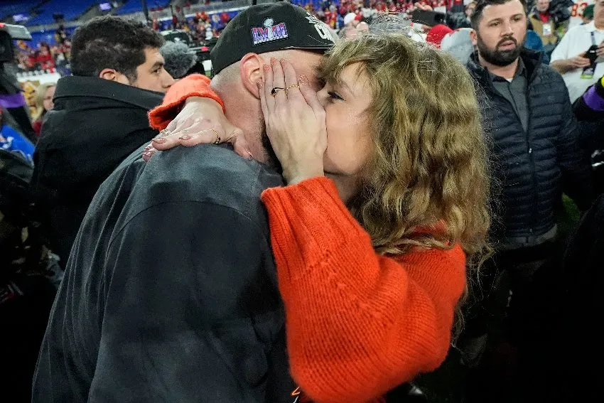 AP Taylor Swift y Travis Kelce tras conseguir el pase al Super Bowl