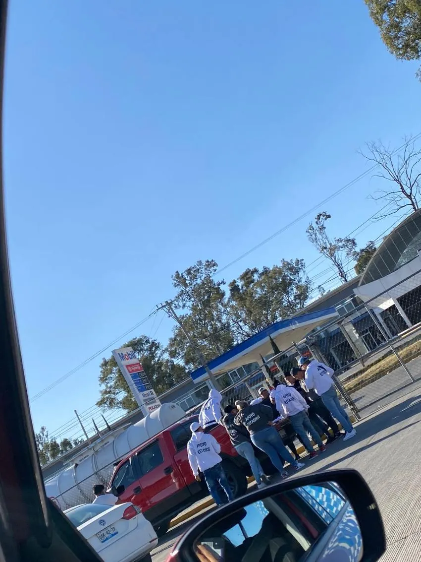 FOTO: GRADA Grupo de franeleros captados tomando alcohol previo al partido