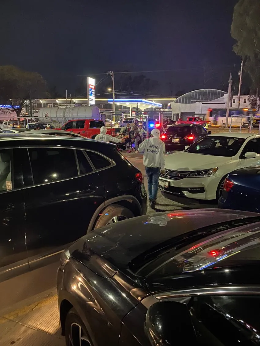 FOTO: TWIITER @TereFloresH Foto tomada a los franeleros antes del conato de bronca