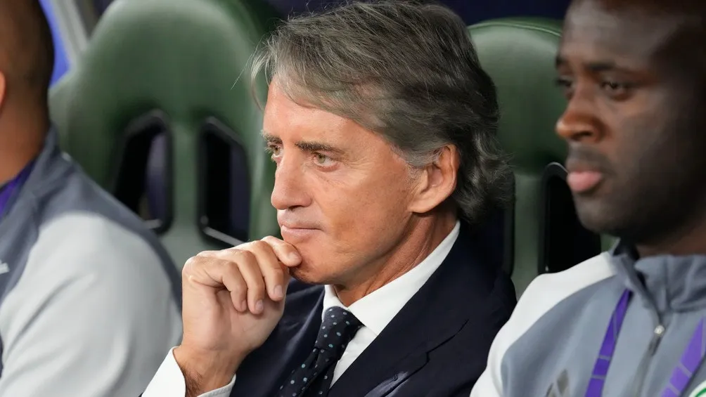 AP Roberto Mancini dirigiendo el partido
