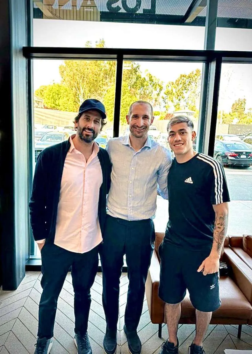 Elitesports.mng Omar Campos con Chiellini en su llegada a LAFC
