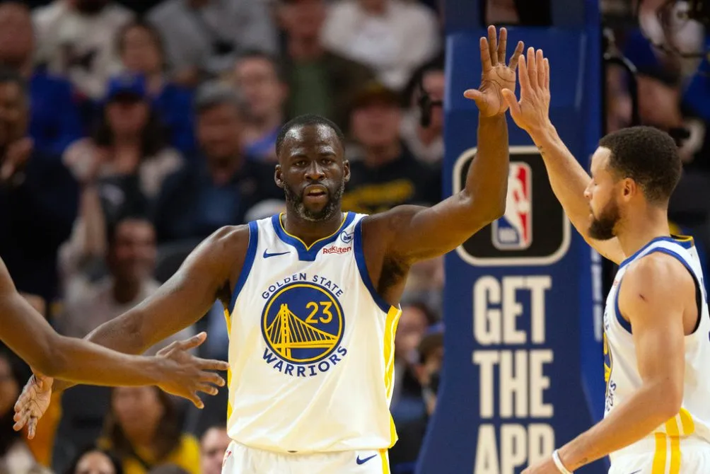 AP Draymond Green y Curry durante el juego ante los 76ers