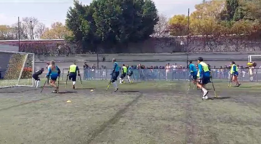 VICTOR DÍAZ Jugadores y jugadoras participaron en una 'cascarita'