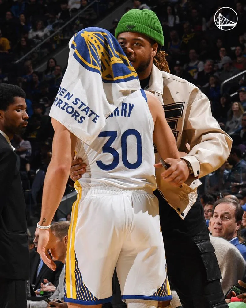 TWITTER: @warriors Curry y Chase Young en el Chase Center