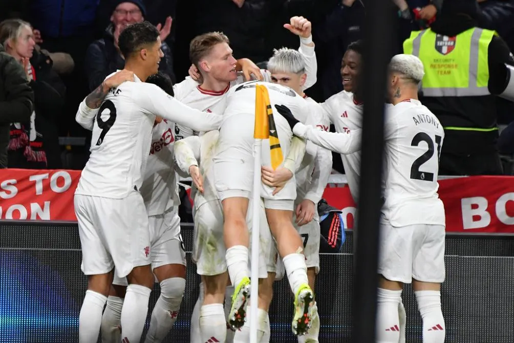 AP McTominay y sus compañeros celebran el tercer gol