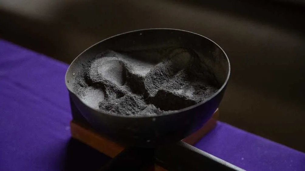 ARCHIVO RÉCORD La ceniza es producto de la quema de las palmas del Domingo de Ramos anterior.