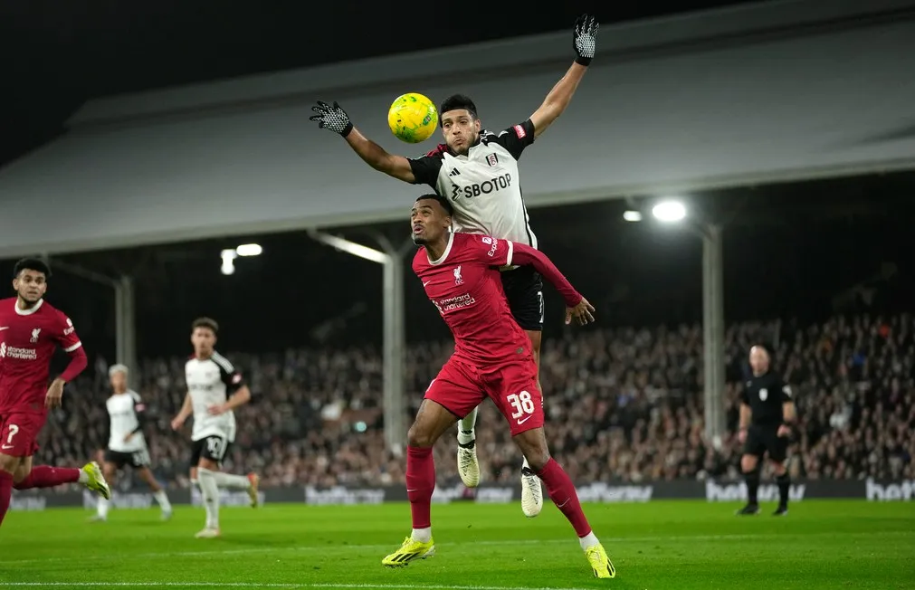 AP El mexicano disputa el balón ante Ryan Gravenberch