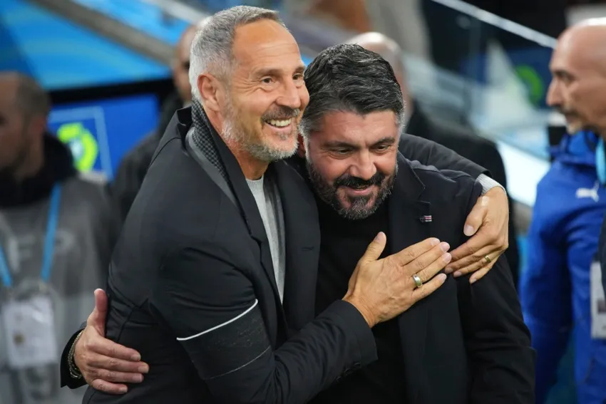 AP El abrazo entre técnicos