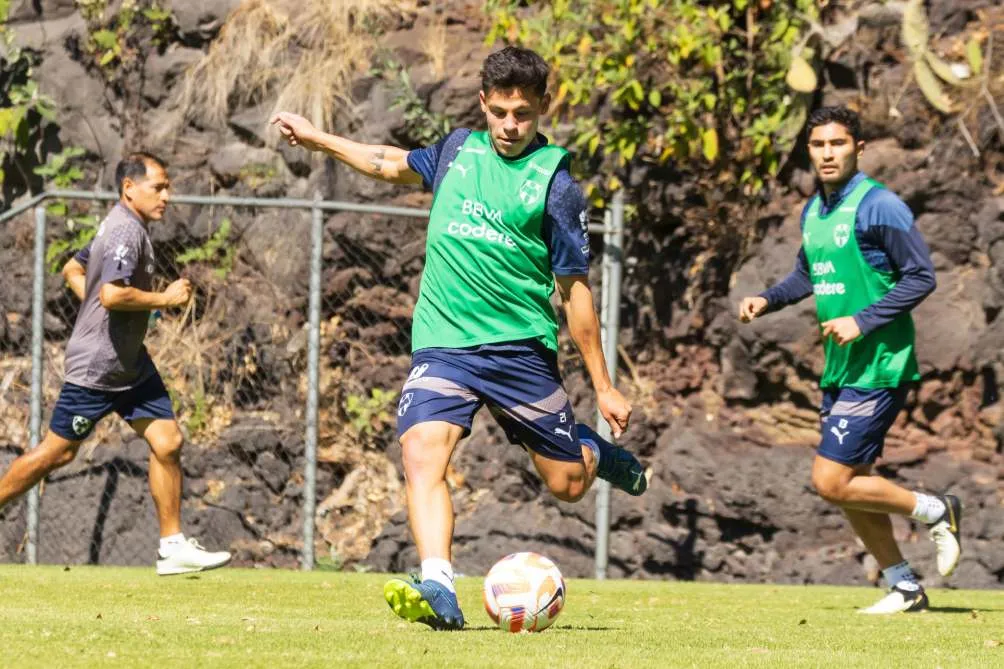 TWITTER: @Rayados Poncho González en entrenamiento previo al viaje a Guatemala
