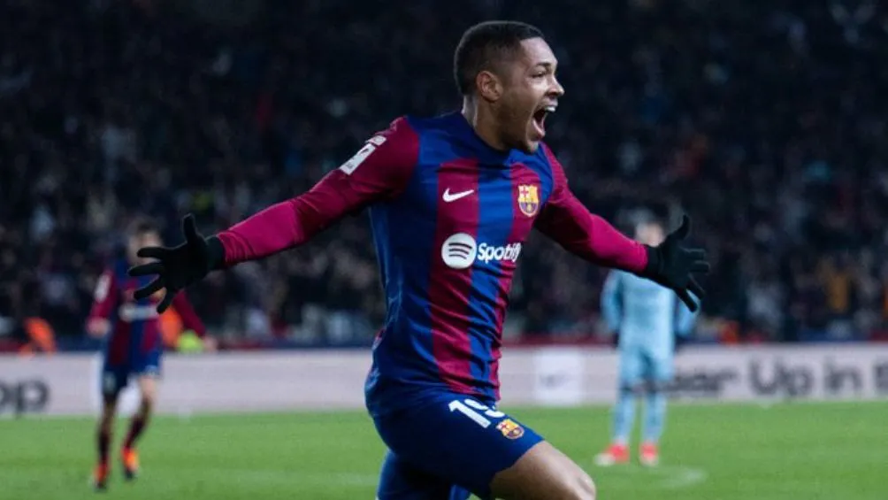 TWITTER: @FCBarcelona Vitor Roque celebra un gol con el Barça