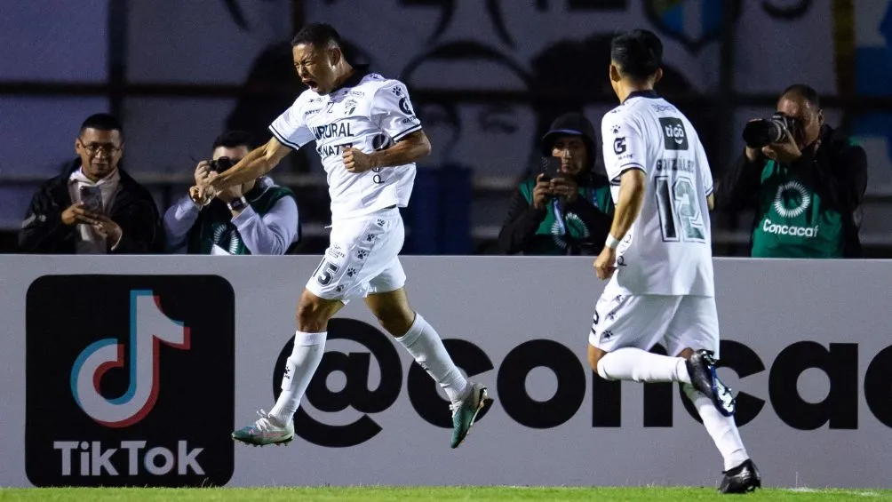 MEXSPORT El equipo guatemalteco celebra su gol