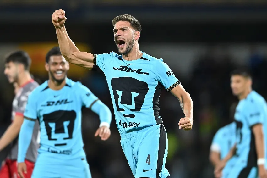 IMAGO7 Pumas en celebración de gol en CU en la noche