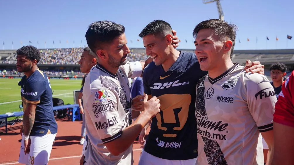 IMAGO7 Memo Martínez con sus ex compañeros del Puebla