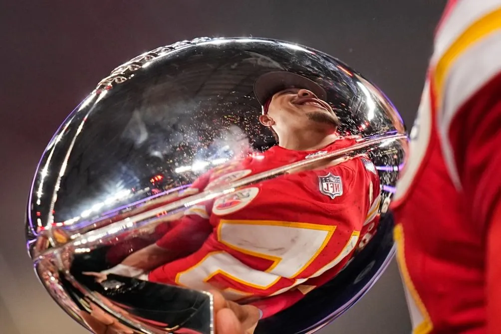 AP Mahomes con su tercer trofeo Vince Lombardi