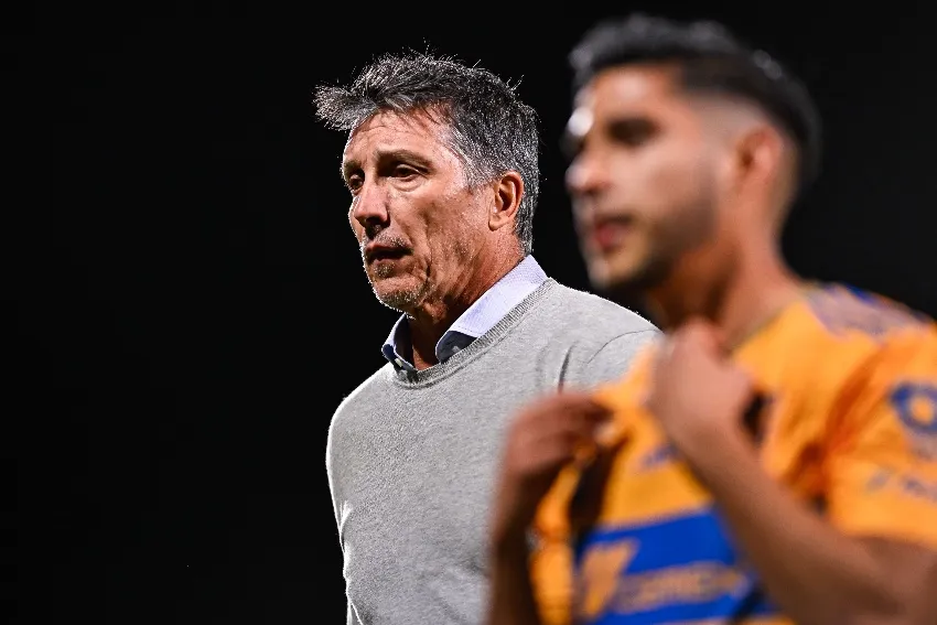 MEXSPORT Siboldi en un juego con Tigres