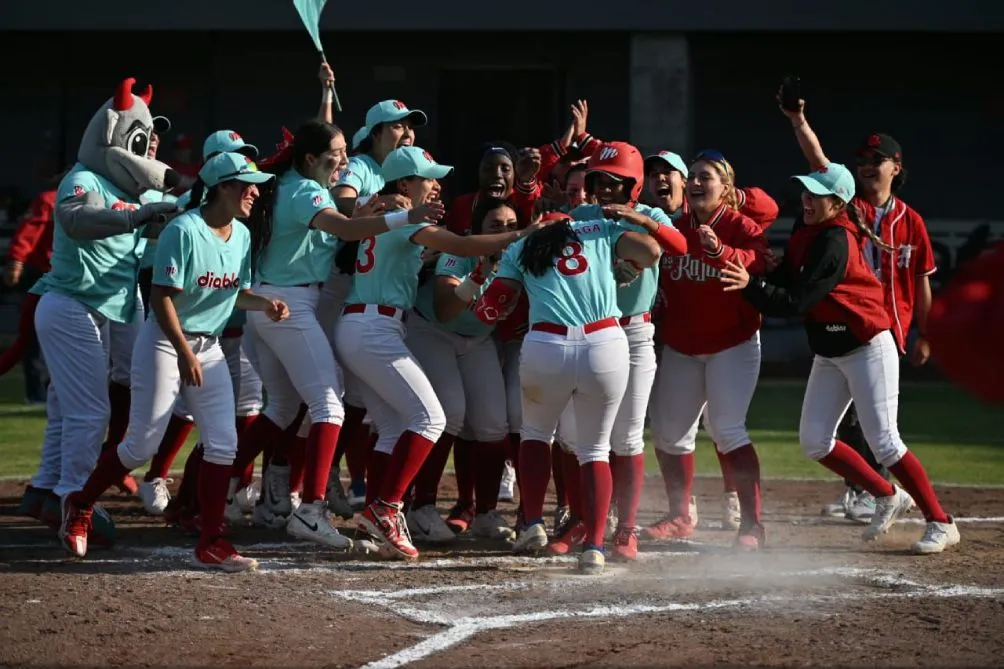 ENRIQUE GUTIÉRREZ Jugadoras de Diablos en celebración