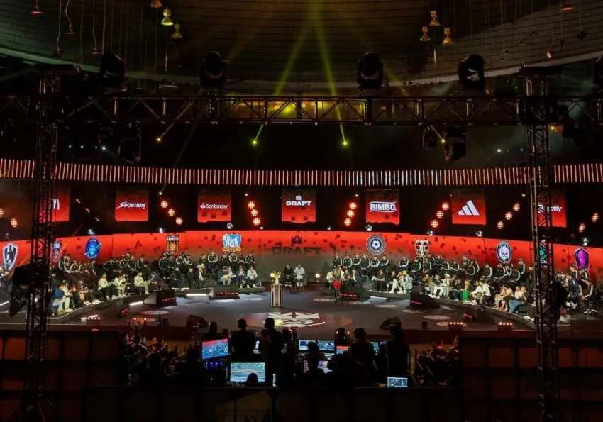 INSTAGRAM: @kingsleagueamircas Momentos del Draft que se llevó a cabo