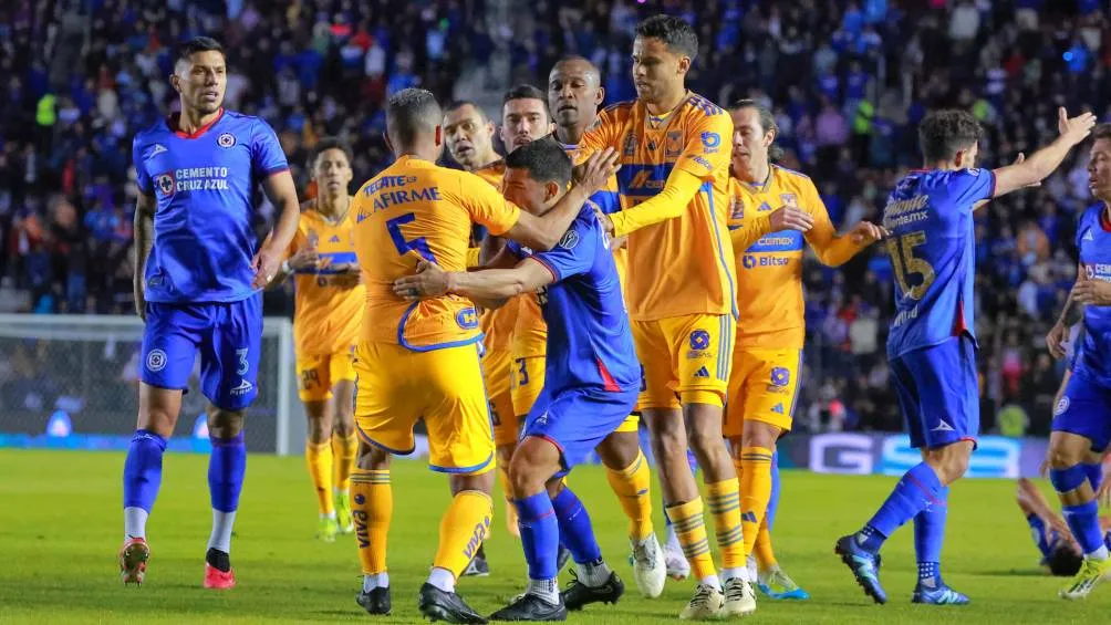 IMAGO7 Se desató la bronca en el Cruz Azul vs Tigres