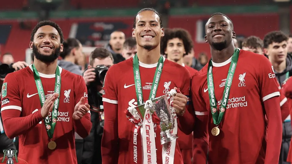 TWITTER: @LFC Van Djik, Konaté y Goméz celebran la Carabao