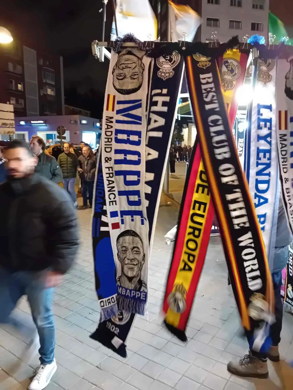 X: @cagv1970 Bufandas de Mbappé en Madrid