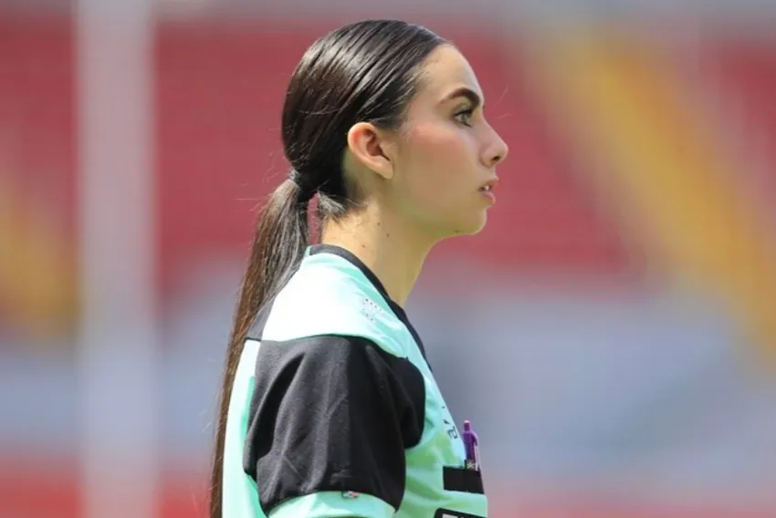 @selenefigueroamx Selene Figueroa como asistente en un partido