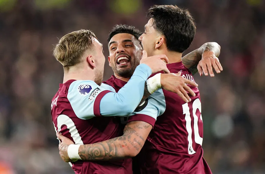 AP Jugadores de lso Hammers festejan