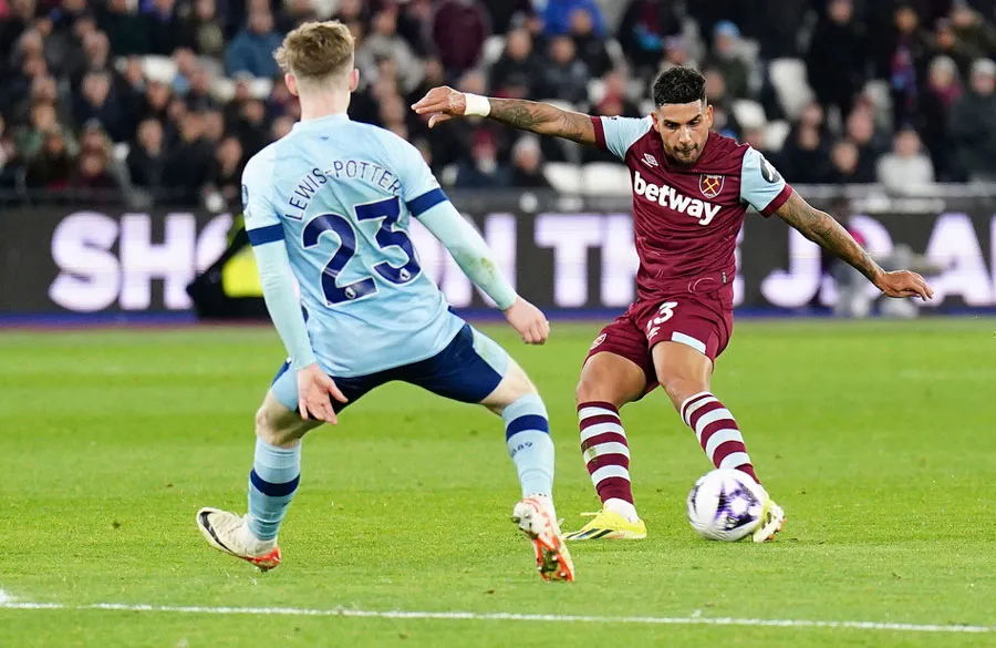 AP Emerson Palmieri marcó con este disparo