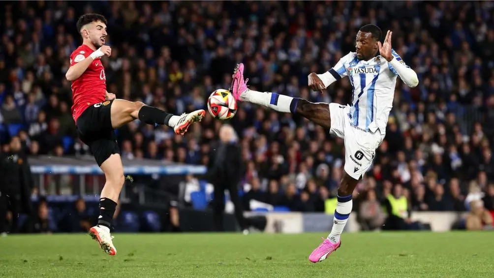 TWITTER: @RealSociedad Mallorca y la Real Sociedad en la disputa del balón