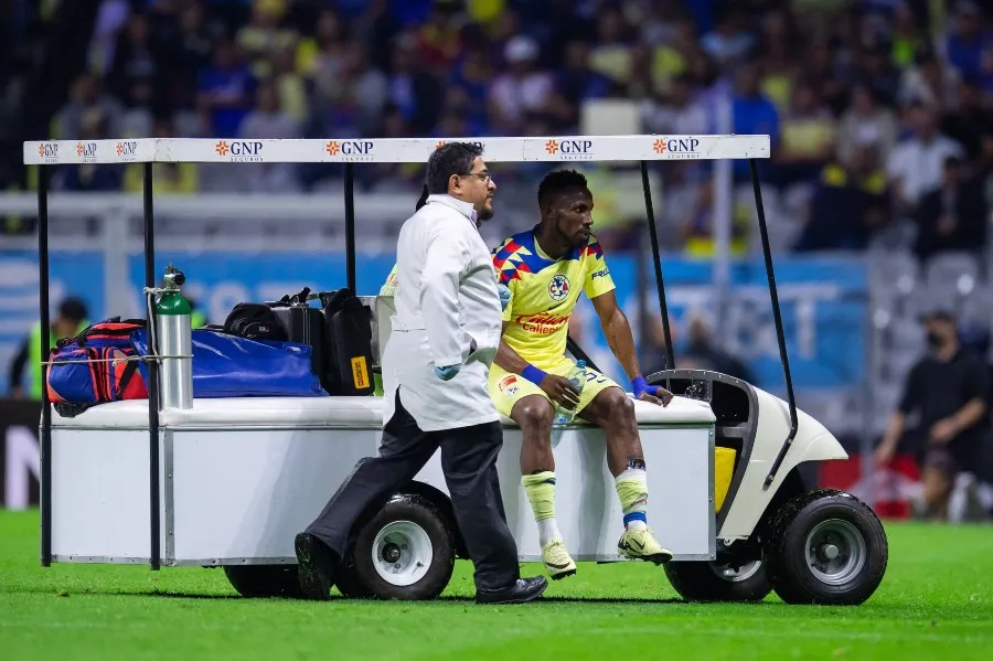 MEXSPORT Julián Quiñones salió lesionado en el Clásico Joven