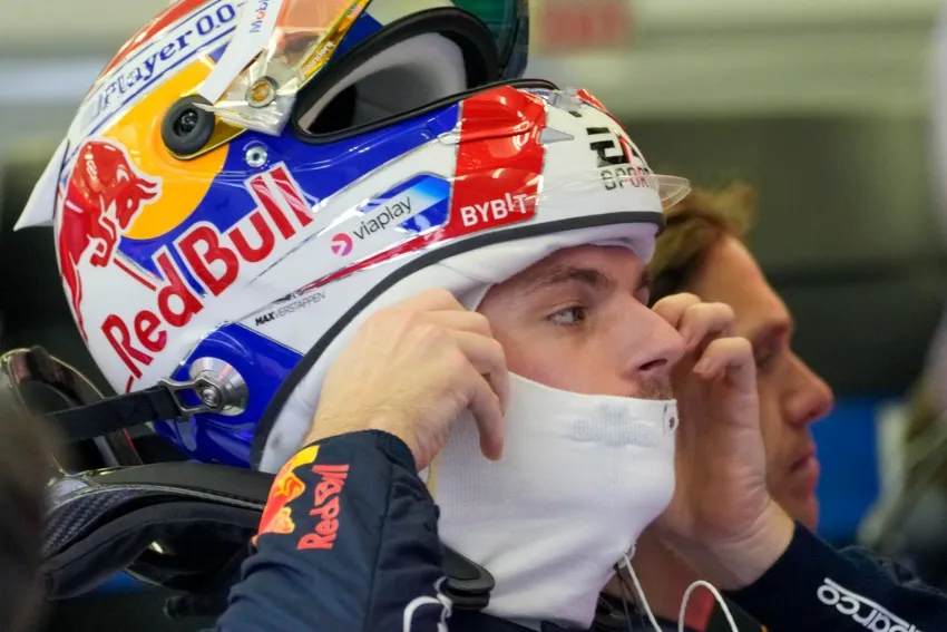 AP Verstappen quitándose el casco