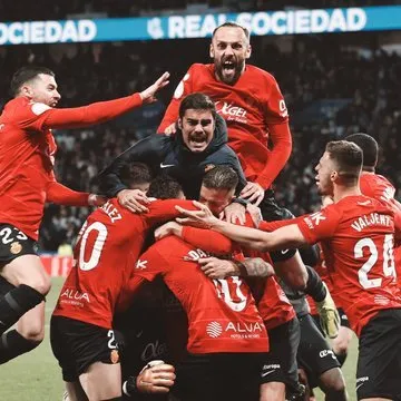 IG @rcdmallorcaoficial Jugadores de Mallorca celebran tras ganar la serie de penales