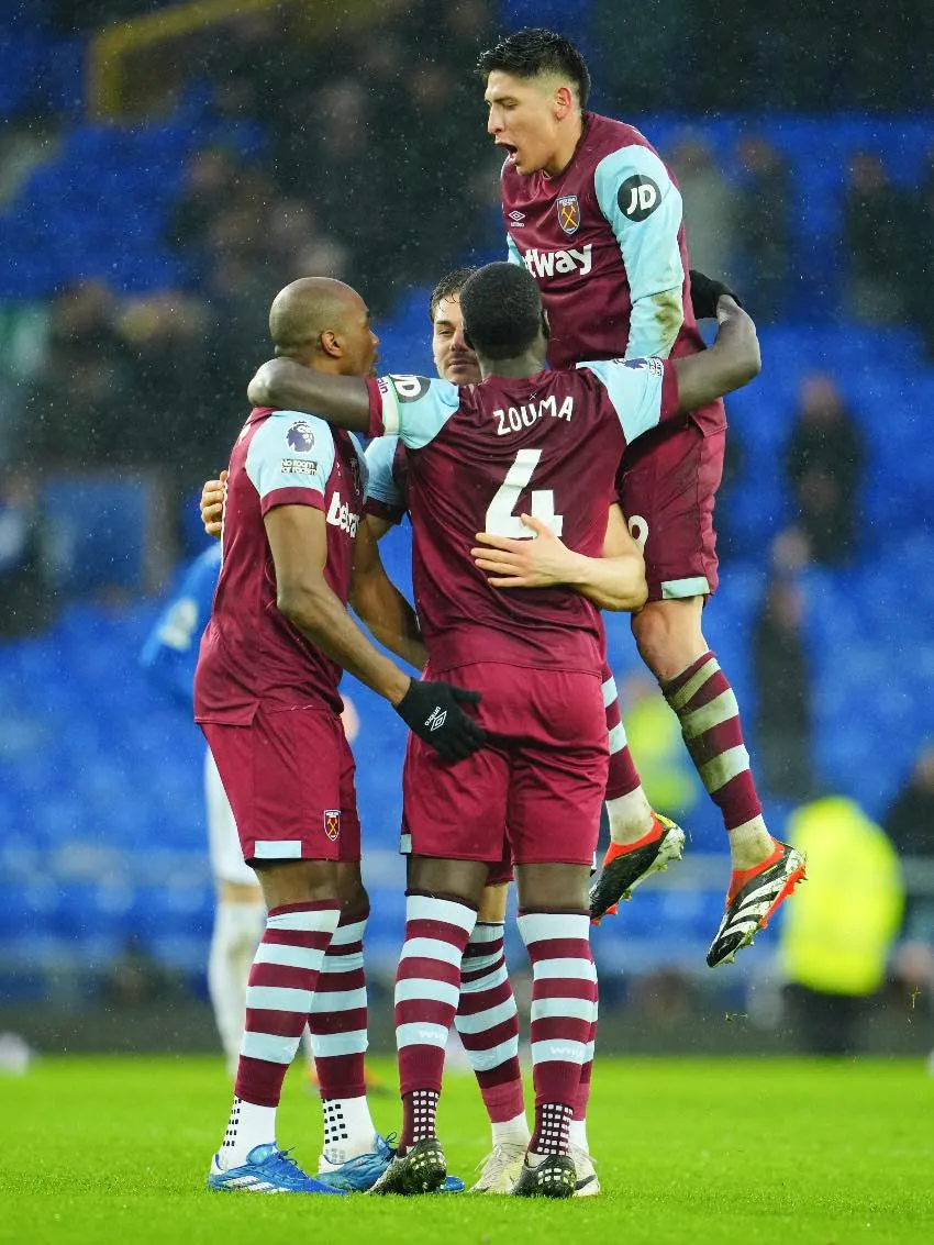 AP Edson Álvarez en celebración de gol