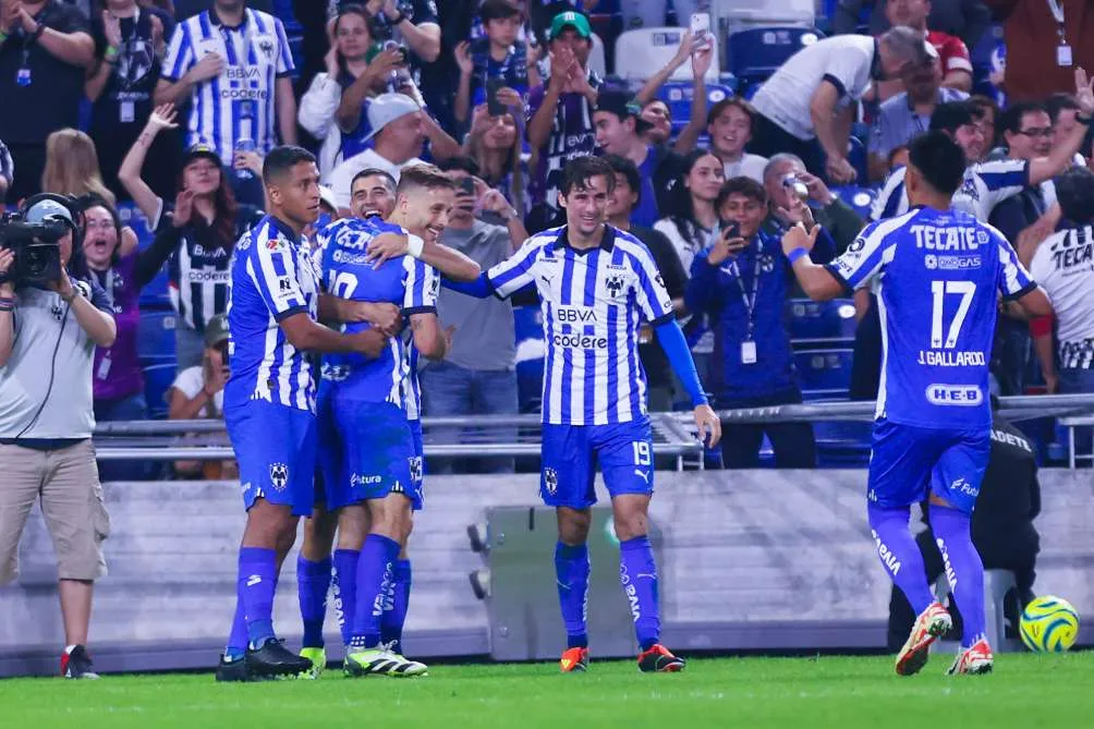 IMAGO 7 Germán Berterame en celebración con los jugadores