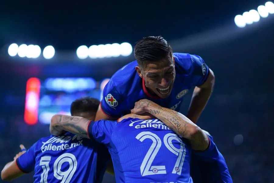 IMAGO7 Cruz Azul goleó 3-0 a Chivas en el partido