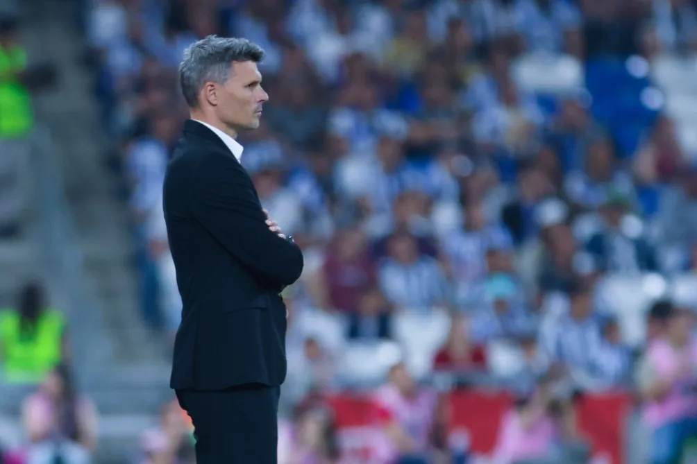 IMAGO 7 Tano Ortiz en la banca ante los universitarios