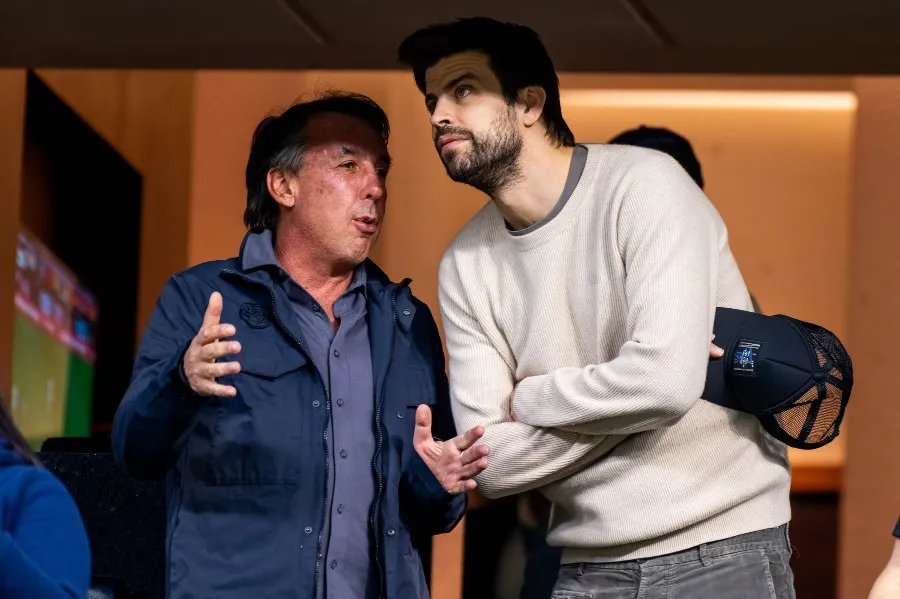 IMAGO7 Gerard Piqué platicando con Emilio Azcárraga