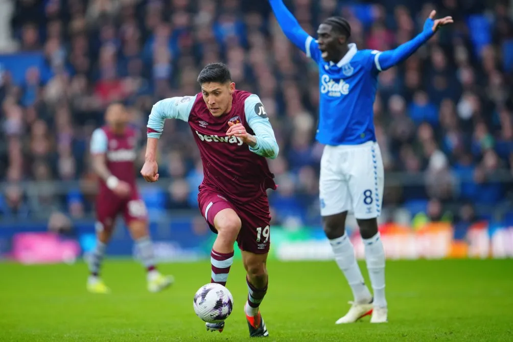 AP Edson contra Amadou Onana de Everton