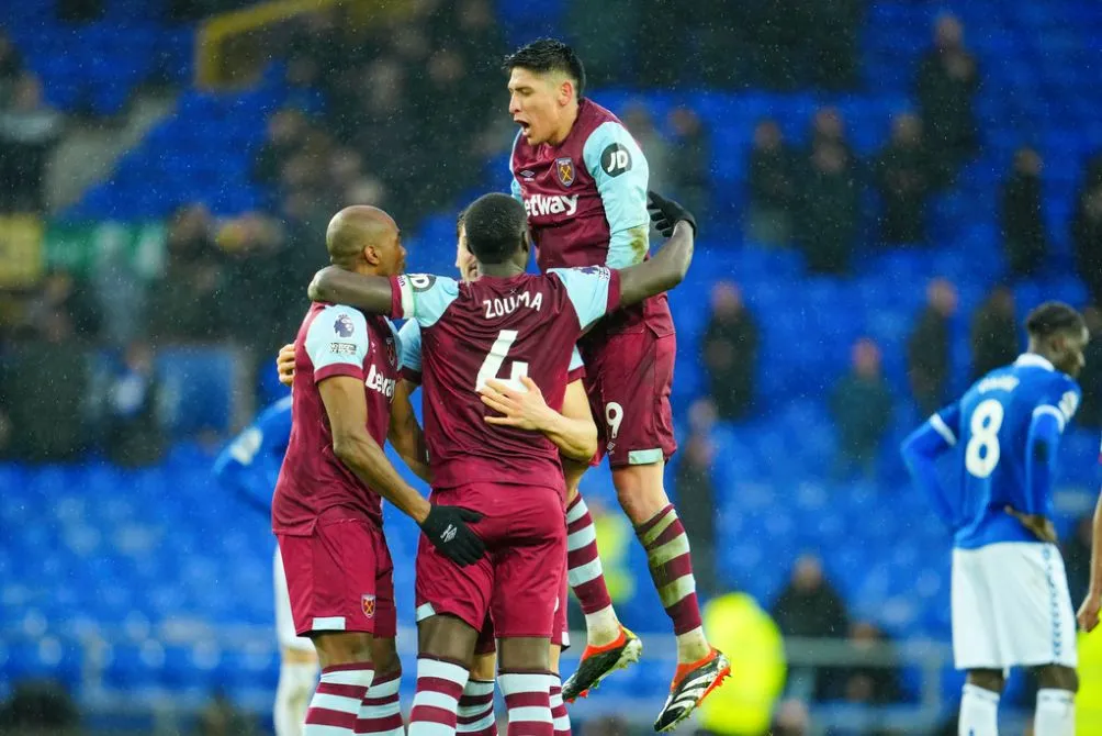 AP Álvarez y sus compañeros de West Ham en festejo de gol