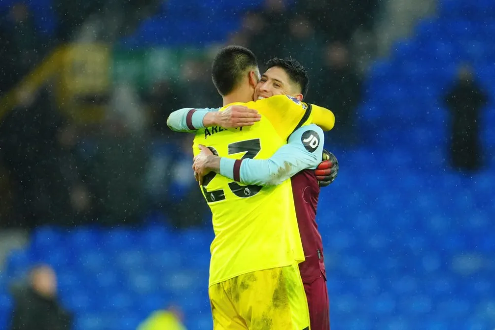 AP El portero Alphonse Areola y Edson celebran la victoria