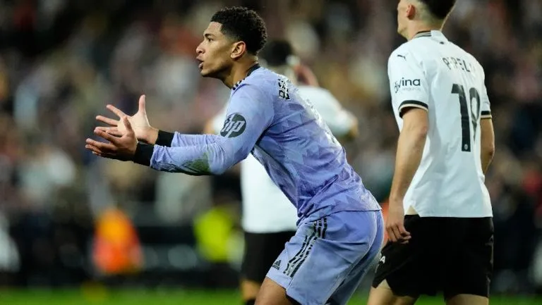 AP Bellingham explota por decisión arbitral