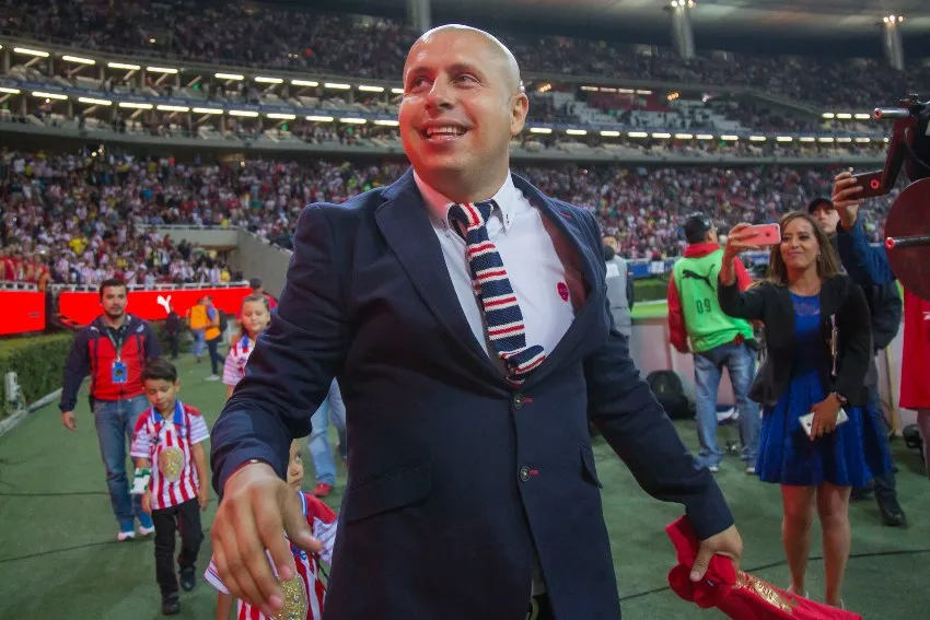 MEXSPORT Bautista caminando en el estadio Akron