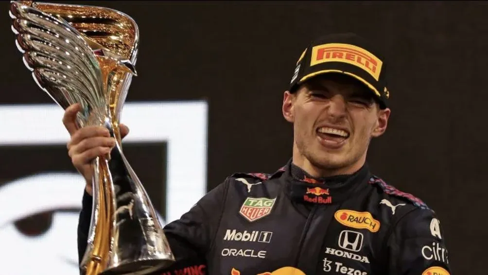 AP Verstappen celebra la victoria en Yas Marina