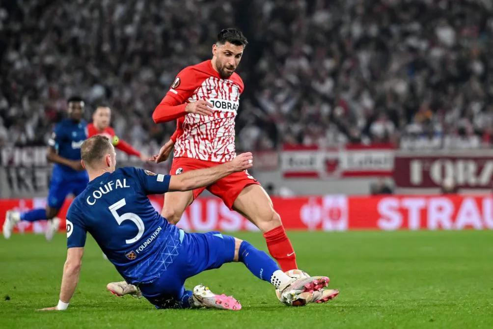 AP Vladimir Coufal se enfrenta a Vincenzo Grifo