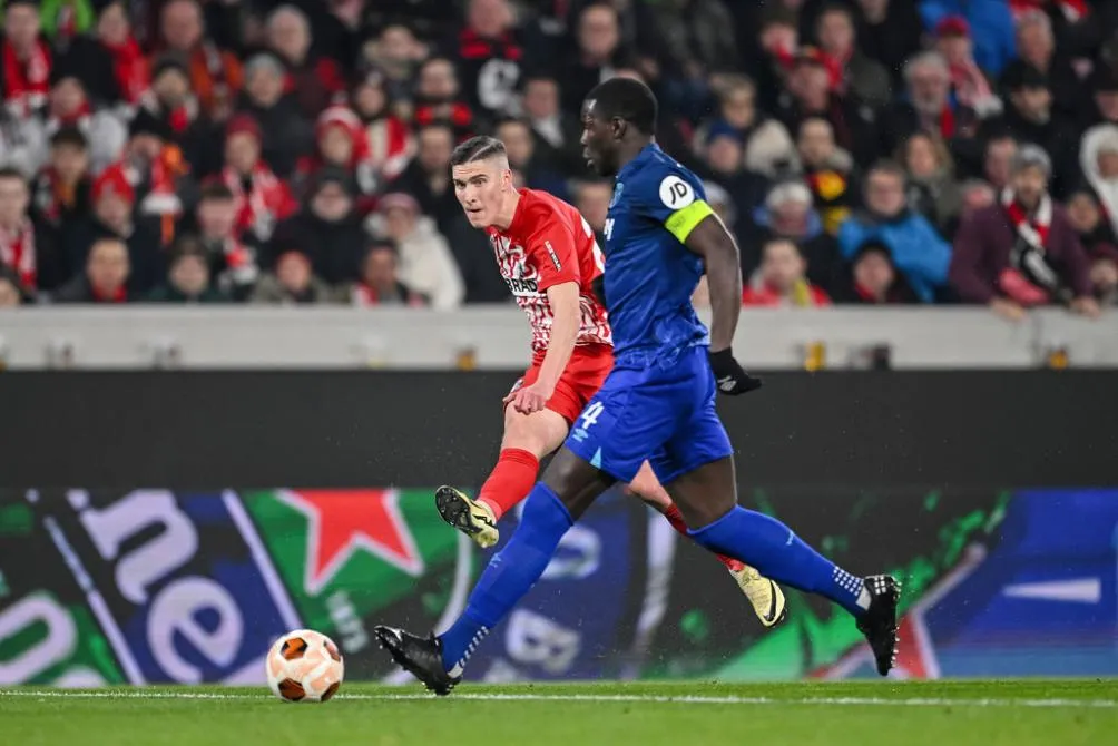 AP Kurt Zouma EN DISPUTA DEL BALÓN Roland Sallai