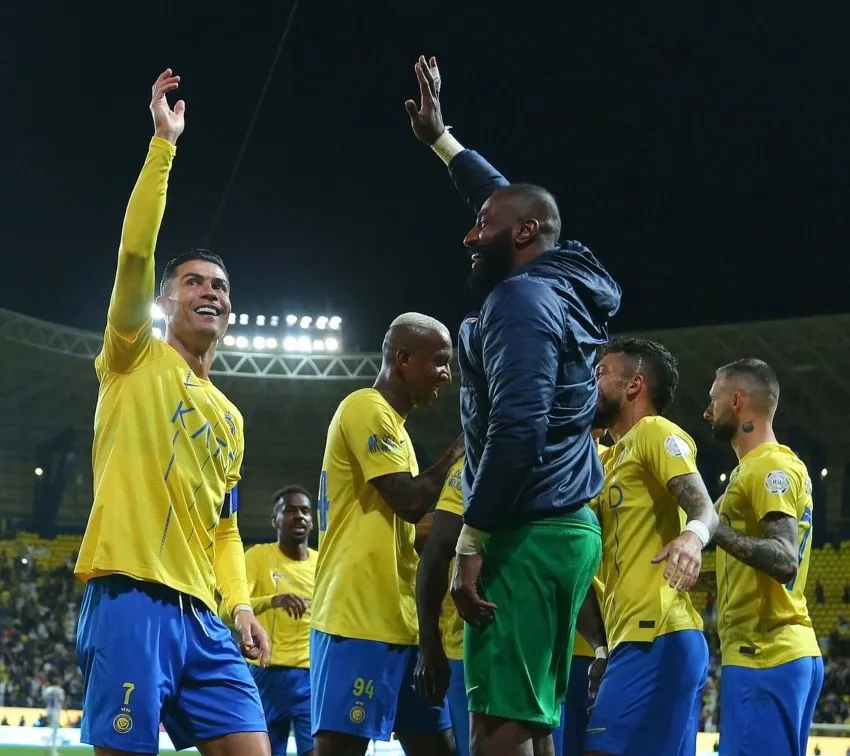 INSTAGRAM: @cristiano Festejando con sus compañeros