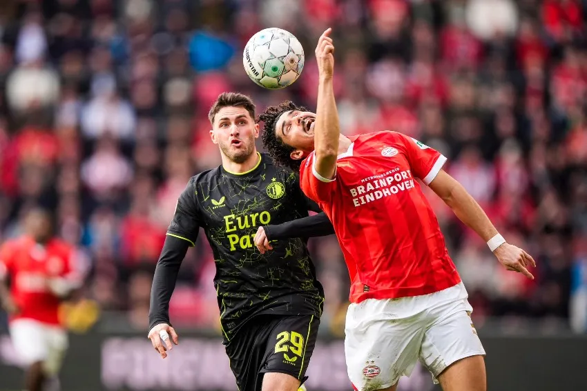 @Santigim11 Santi Giménez en un partido con Feyenoord