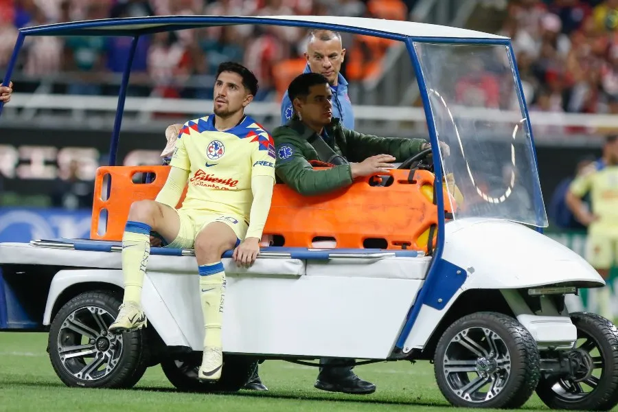MEXSPORT Diego Valdés salió lesionado del Clásico Nacional